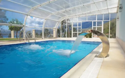 Pulizia dei vetri di una veranda con piscina: consigli utili