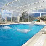 Pulizia dei vetri di una veranda con piscina: consigli utili