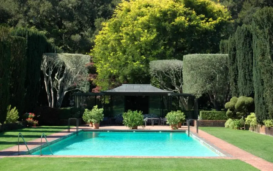 Come gettare le basi per l'erba sintetica