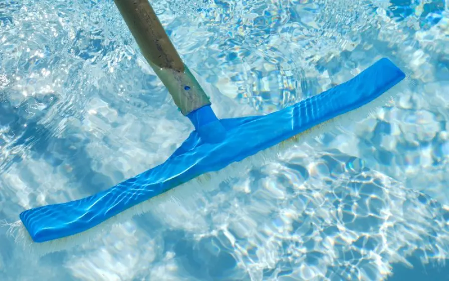 Manutenzione della Piscina: Guida Completa per un'Acqua Cristallina