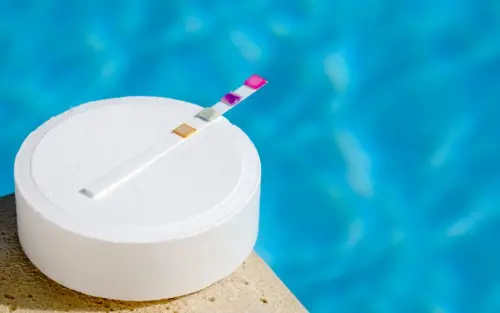 Troppo cloro in piscina? Ecco come abbassarlo
